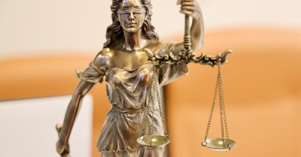Estátua de bronze da deusa da justiça segurando uma balança em um ambiente jurídico. — Foto: dp singh Bhullar