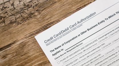 Formulário de autorização de cartão de crédito sobre uma mesa de madeira. — Foto: RDNE Stock project