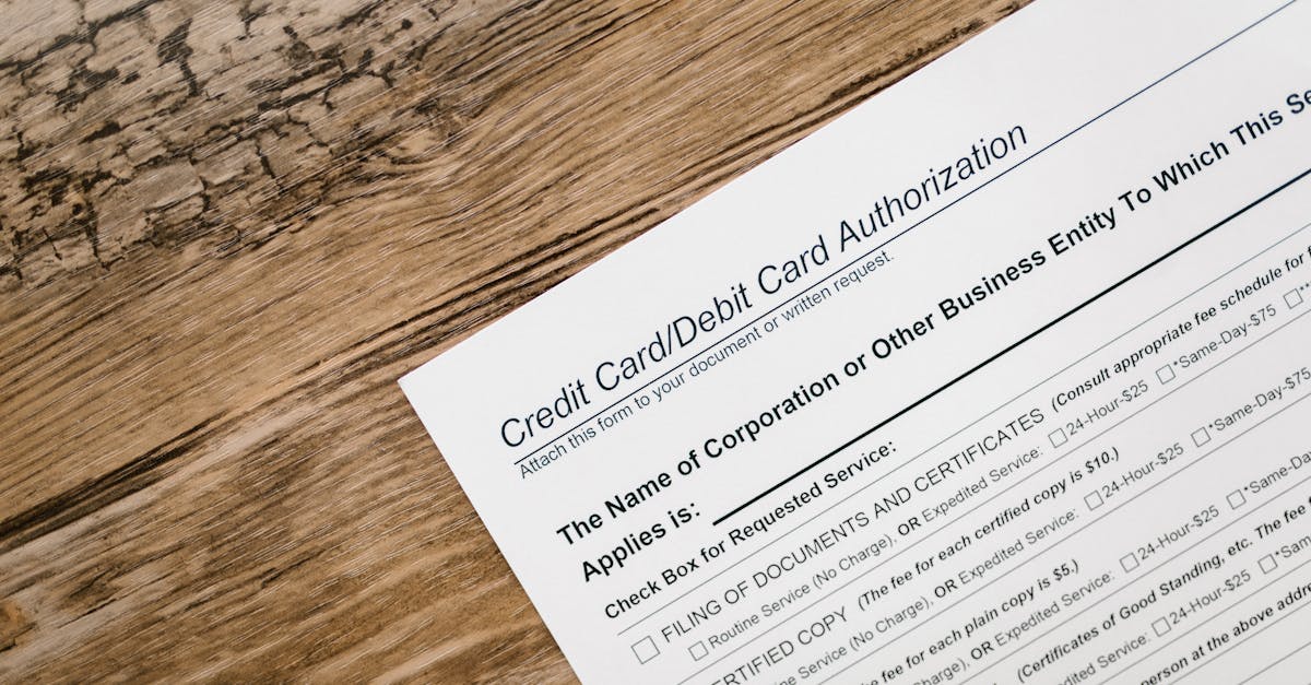 Formulário de autorização de cartão de crédito sobre uma mesa de madeira. — foto: rdne stock project