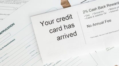 Documentos impressos sobre solicitação e entrega de cartão de crédito sobre uma mesa. — Foto: RDNE Stock project