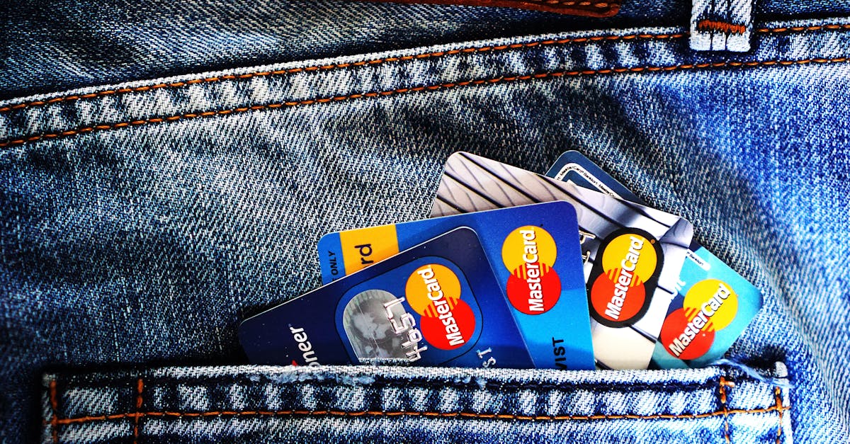 Diversos cartões de crédito coloridos saindo do bolso traseiro de uma calça jeans azul. — Foto: Pixabay