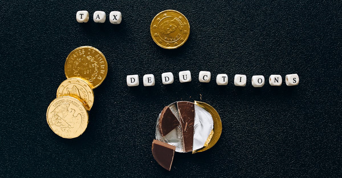 Moedas douradas e blocos com as palavras Tax Deductions ao lado de um chocolate em fundo escuro. — Foto: Nataliya Vaitkevich