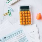 Advogado em escritório analisando documentos — Foto: Nataliya Vaitkevich