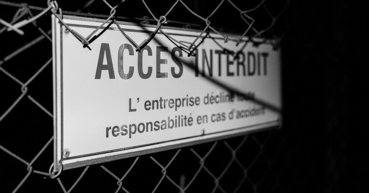 Placa em preto e branco com o texto 'ACCES INTERDIT' fixada em uma cerca de arame. — Foto: Evan Velez Saxer