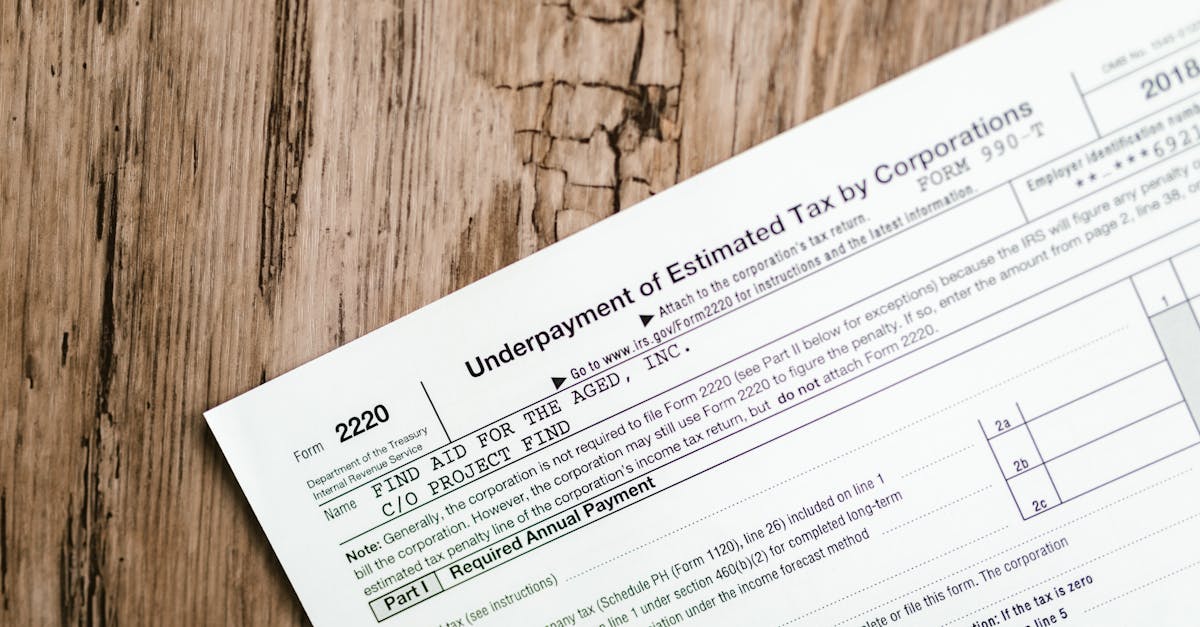 Close em formulário de declaração de impostos sobre mesa de madeira. — Foto: RDNE Stock project