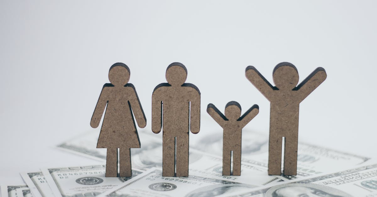 Família em silhueta sobre dinheiro, simbolizando herança e finanças. — Foto: Puwadon Sang-ngern