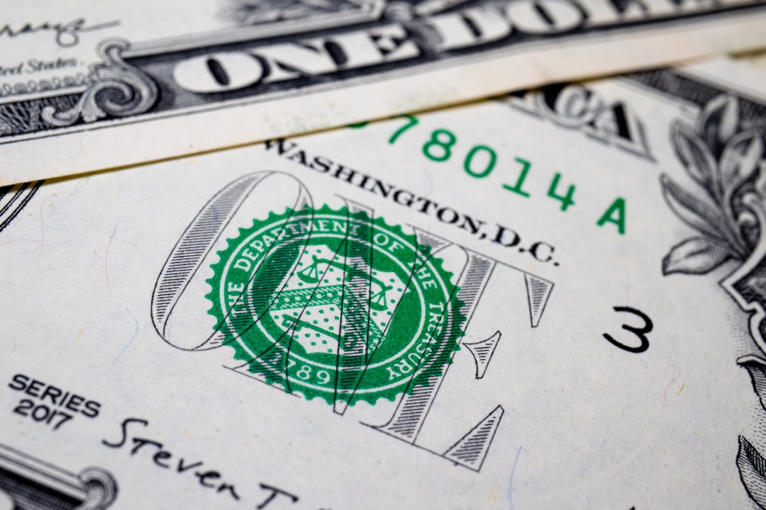 Close em detalhes de notas de dólar americano com foco no selo do Departamento do Tesouro. — Foto: Andrew D