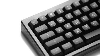 Close em um teclado de computador mecânico preto com teclas brancas em fundo claro. — Foto: JL Cabrera