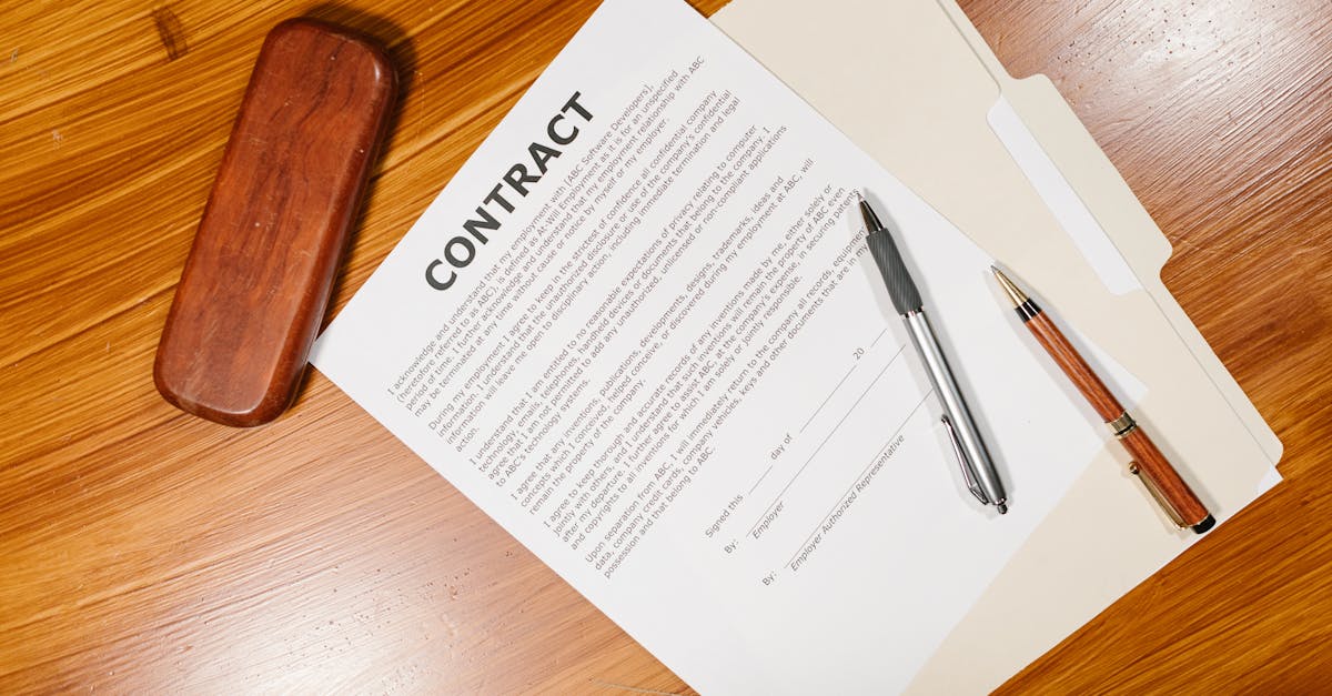 Documento de contrato sobre uma mesa de madeira com duas canetas e uma pasta de arquivos. — Foto: RDNE Stock project