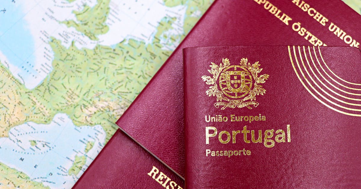 Passaportes europeus vermelhos sobre um mapa mundi colorido, com destaque para o passaporte de portugal. — foto: marta branco