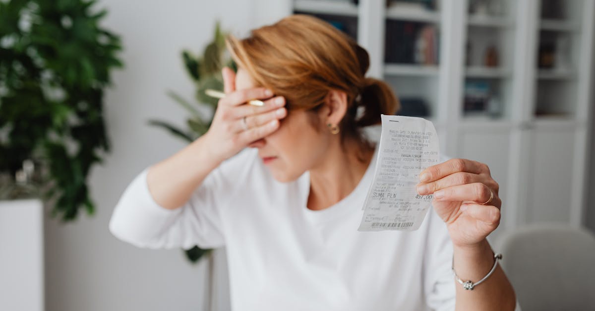 Cobranca indevida 85031 1776697532 Mulher com expressão de preocupação segura uma conta de papel e cobre os olhos com a mão. — foto: www. Kaboompics. Com