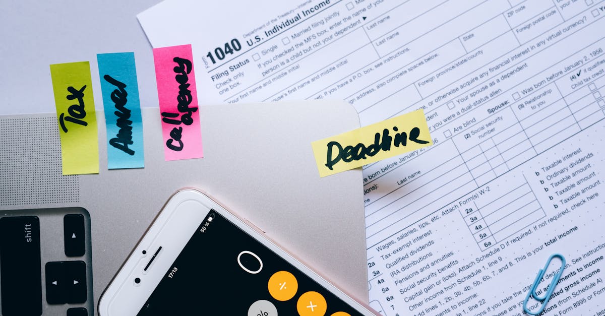 Documentos fiscais, smartphone com calculadora e notas adesivas coloridas sobre uma mesa de escritório. — Foto: Leeloo The First