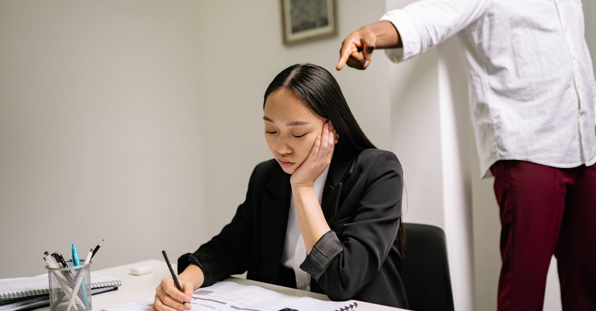 Mulher sentada à mesa com documentos parecendo estressada enquanto um homem aponta o dedo em sua direção. — Foto: Yan Krukau