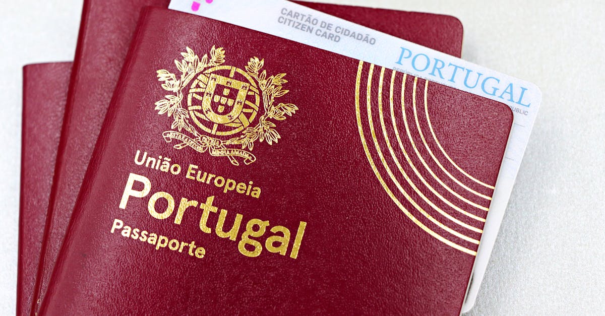 Close em passaportes vermelhos da União Europeia e Portugal com um cartão de cidadão inserido. — Foto: Marta Branco