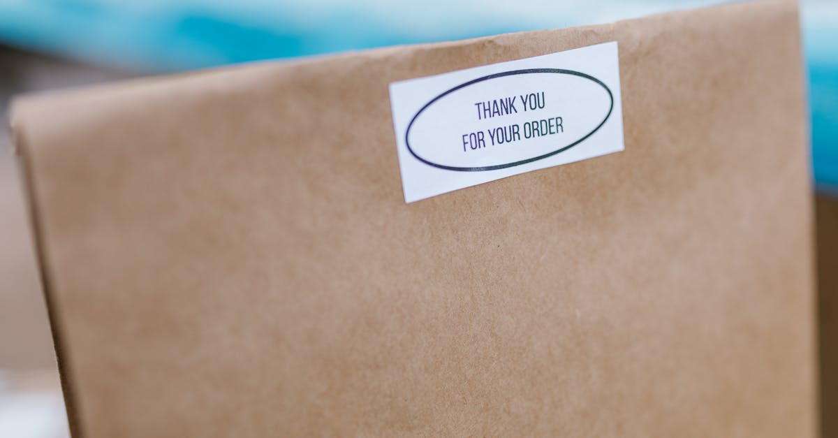 Close em uma embalagem de papel pardo com etiqueta de agradecimento pelo pedido. — Foto: RDNE Stock project