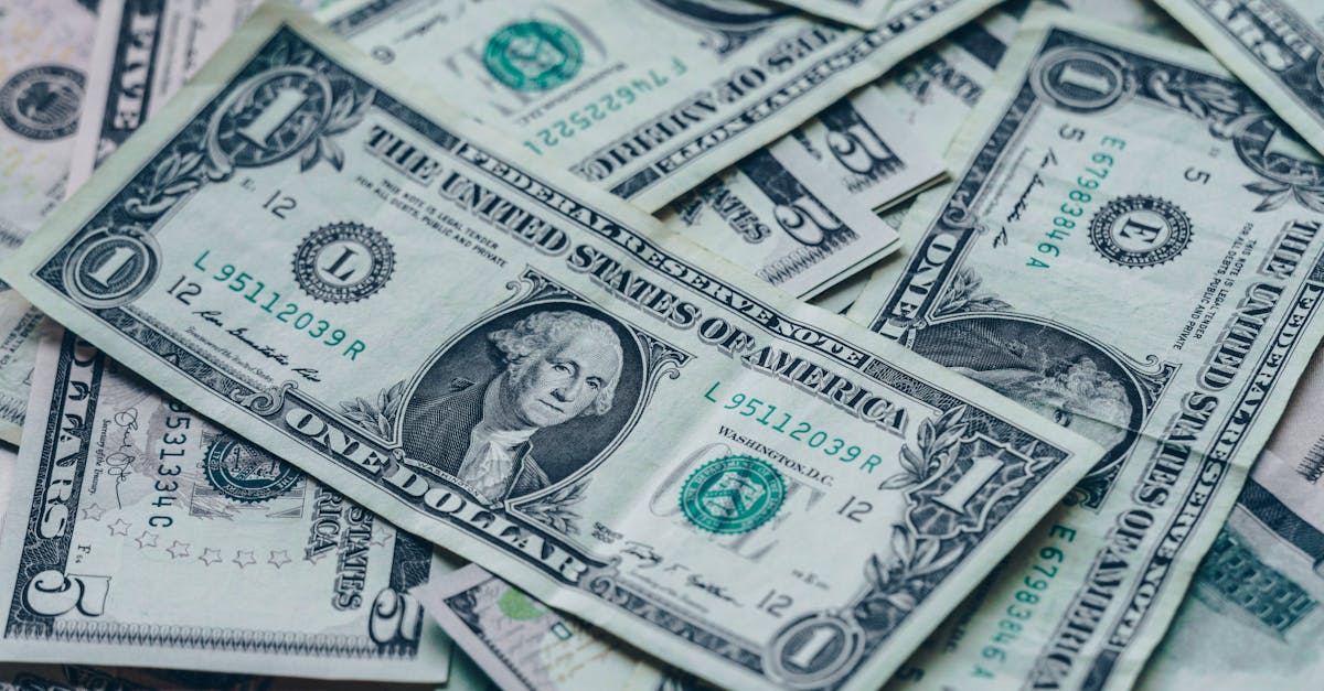 Diversas notas de um dólar americano espalhadas de forma desordenada sobre uma superfície. — Foto: Burst