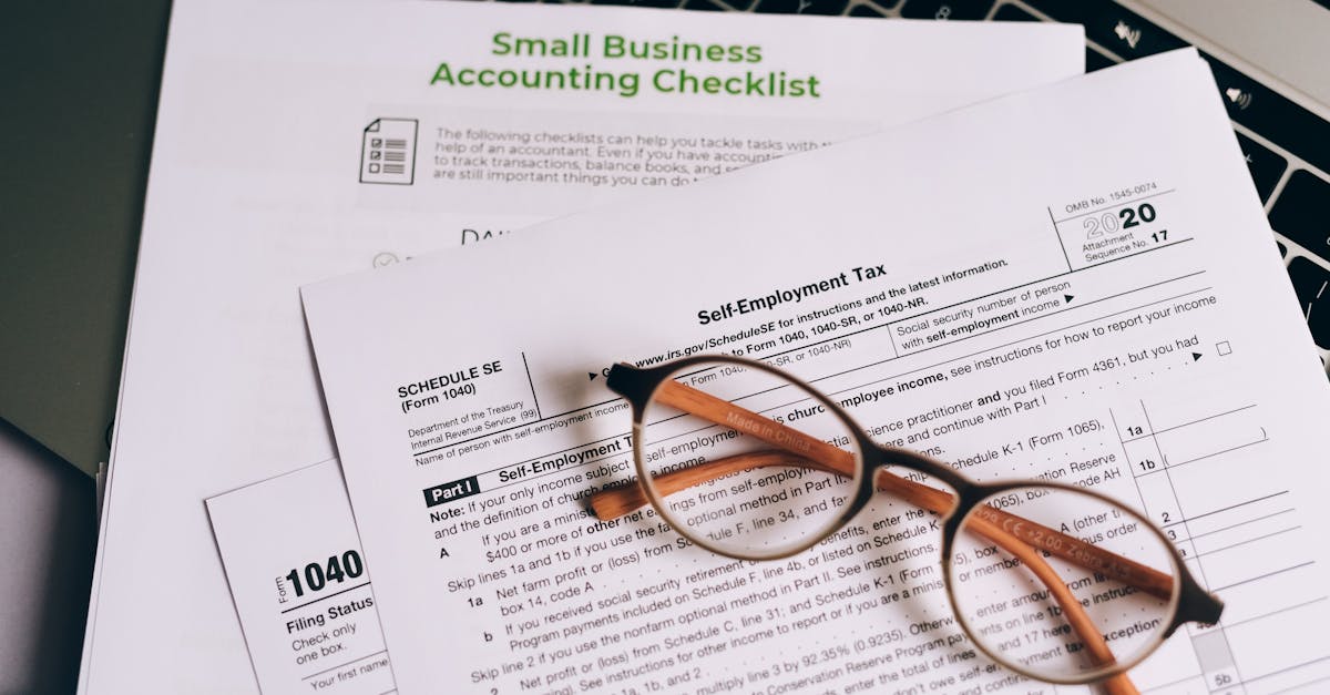 Óculos de grau sobre formulários de impostos e lista de verificação contábil em uma mesa de escritório. — Foto: Leeloo The First