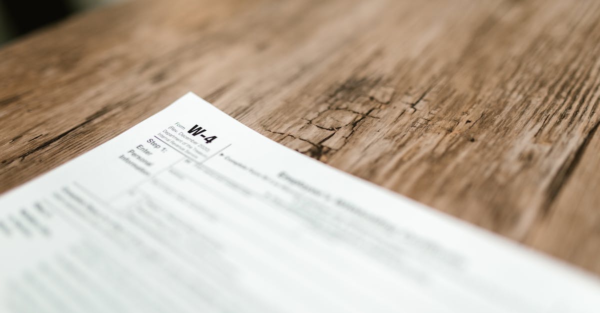 Close em um formulário oficial de papel sobre uma mesa de madeira rústica. — Foto: RDNE Stock project