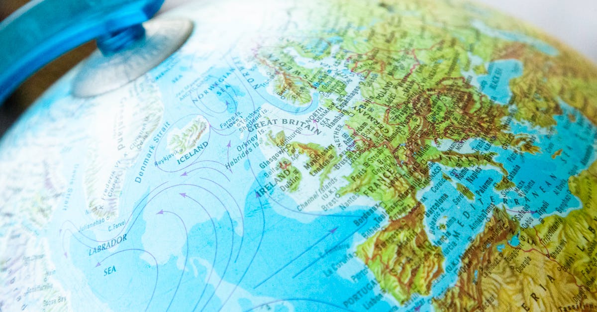 Close em um globo terrestre com foco no mapa da Europa e Oceano Atlântico. — Foto: Luke Greenwood 💫