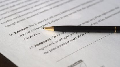 Close em uma caneta preta e dourada sobre um documento de contrato impresso em inglês. — Foto: Pixabay