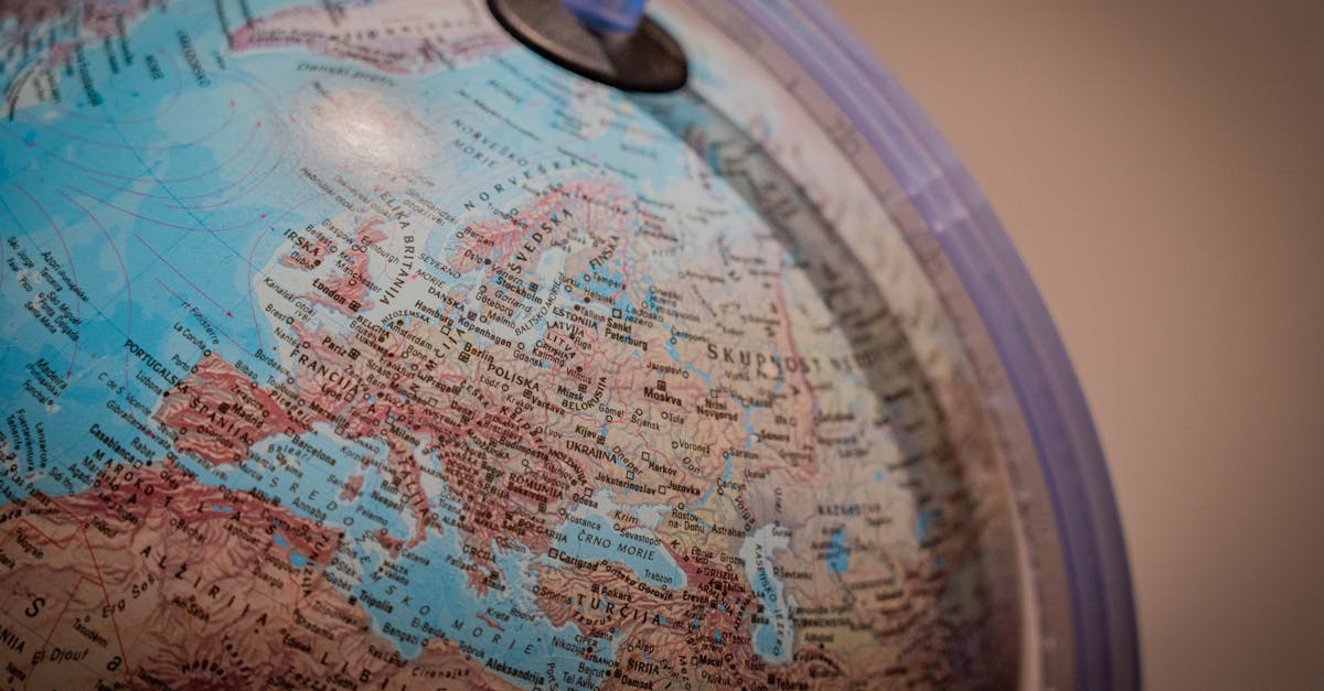 Close em um globo terrestre antigo com foco no mapa da Europa e arredores. — Foto: Nejc Soklič