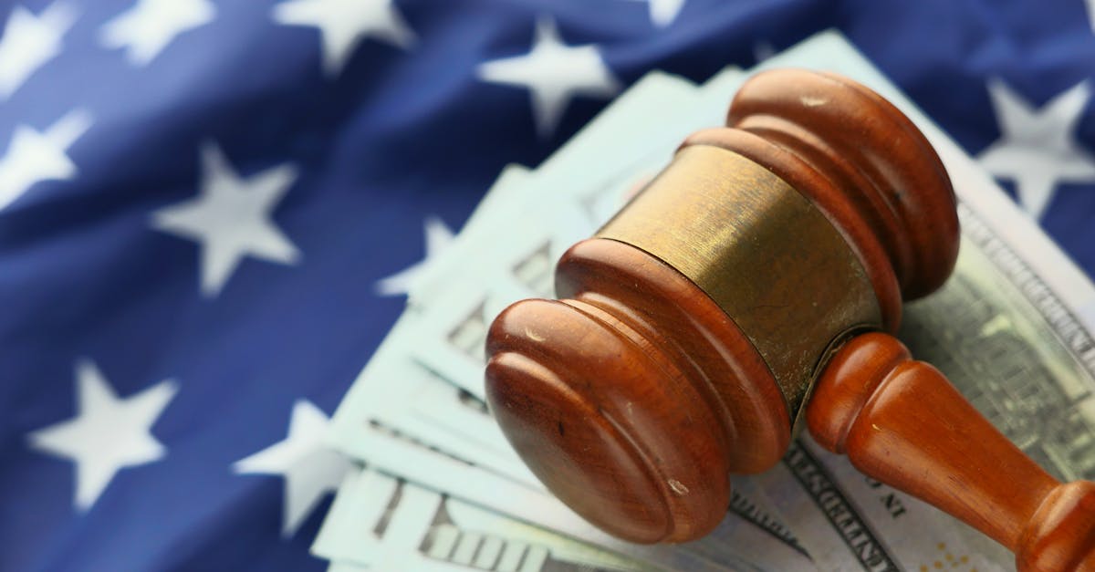 Martelo de juiz sobre notas de dólar e a bandeira dos Estados Unidos ao fundo. — Foto: Towfiqu barbhuiya