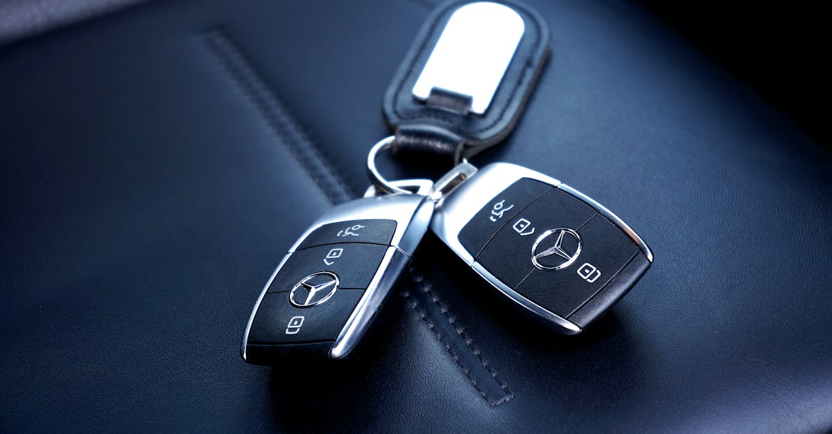 Chaves modernas de um veículo de luxo sobre uma superfície de couro escuro. — Foto: Mike Bird