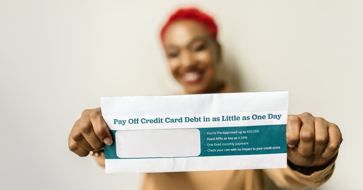 Mulher sorridente segurando um envelope sobre pagamento de dívidas de cartão de crédito. — Foto: RDNE Stock project