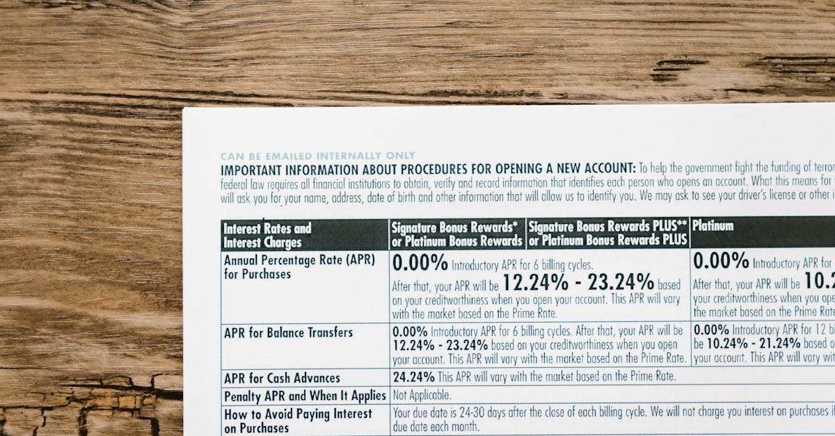 Advogado em escritório analisando documentos — Foto: RDNE Stock project