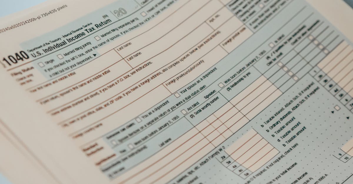 Close em formulário de declaração de imposto de renda sobre uma mesa, representando obrigações tributárias. — Foto: Kindel Media