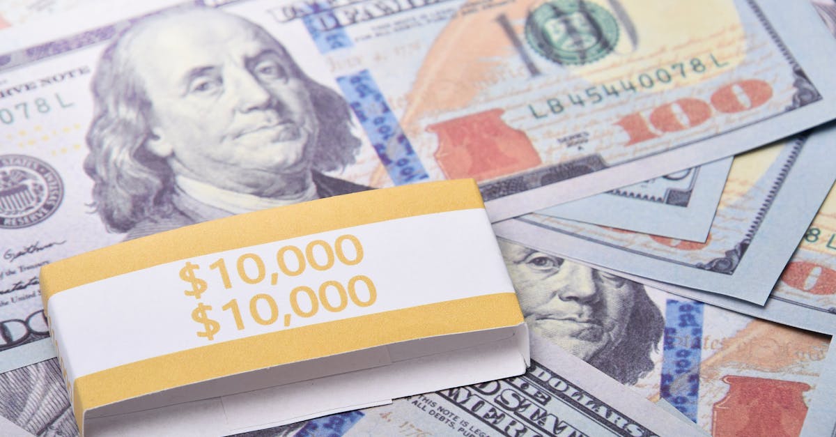 Diversas notas de cem dólares americanos espalhadas com um maço de dez mil dólares em destaque. — Foto: adrian vieriu