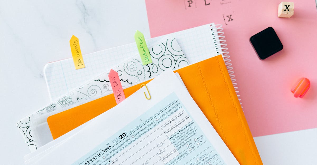 Documentos e formulários de impostos organizados com marcadores coloridos sobre uma mesa de escritório. — Foto: Nataliya Vaitkevich