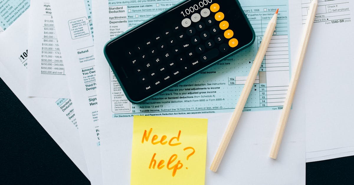 Calculadora sobre formulários de impostos com lápis e um lembrete amarelo escrito Need help. — Foto: Nataliya Vaitkevich