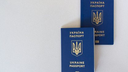 Dois passaportes azuis da Ucrânia posicionados sobre uma superfície branca lisa. — Foto: Borys Zaitsev