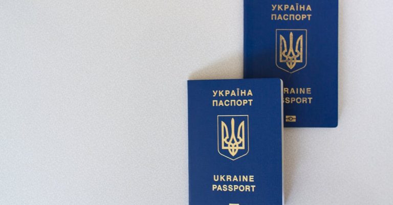 Dois passaportes azuis da Ucrânia posicionados sobre uma superfície branca lisa. — Foto: Borys Zaitsev