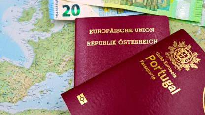 Passaportes de Portugal e da Áustria sobre um mapa da Europa com notas de Euro ao fundo. — Foto: Marta Branco