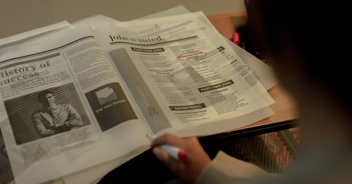 Seguro desemprego 83359 1775487846 Pessoa segurando caneta e analisando anúncios de vagas de emprego em um jornal impresso sobre uma mesa. — foto: ron lach