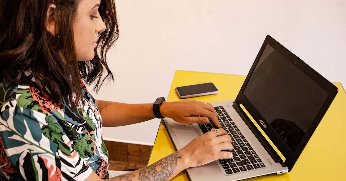Visto para nomade digital 2026 como morar legalmente no brasil 84838 1776531997 Mulher jovem com tatuagem no braço trabalhando em um notebook sobre uma mesa amarela. — foto: ândrea ferreira