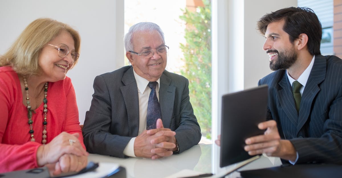 Trio em reunião de negócios discutindo documentos em um escritório. — Foto: Kampus Production