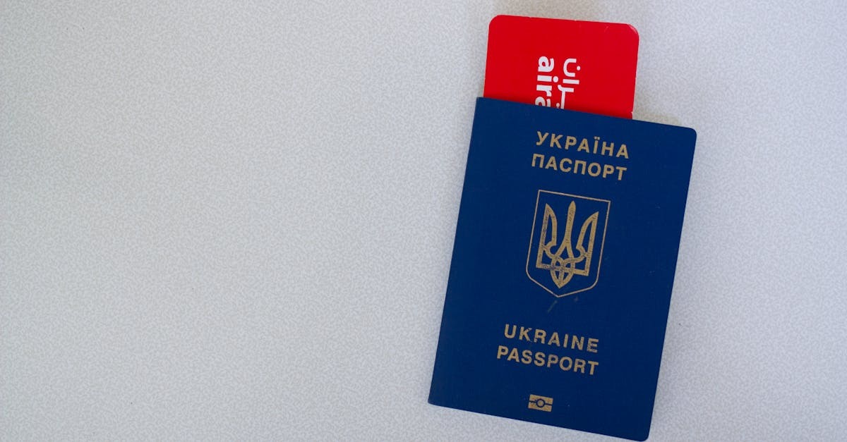 Passaporte ucraniano azul sobre fundo claro com um cartão vermelho parcialmente inserido. — Foto: Borys Zaitsev