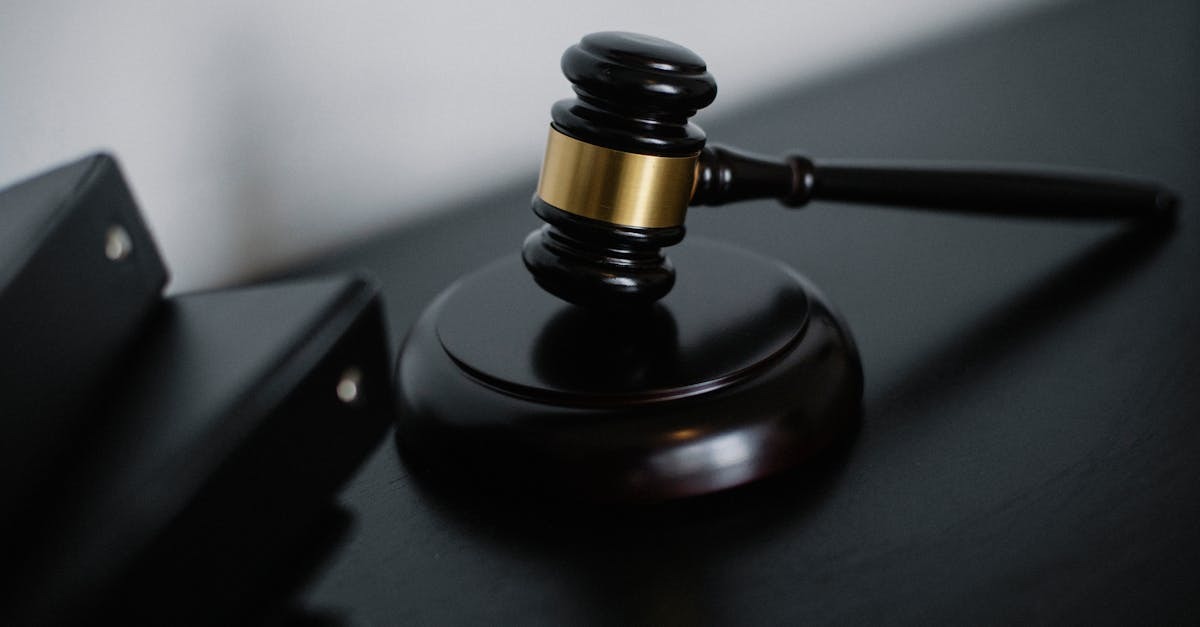 Martelo de justiça em mesa escura, simbolizando autoridade legal e decisões judiciais. — Foto: Sora Shimazaki
