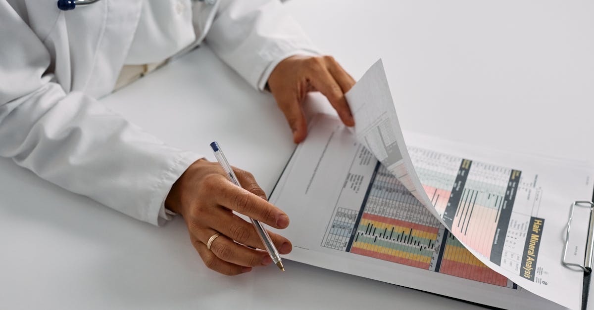 Profissional analisando documentos médicos em uma clínica. — Foto: cottonbro studio