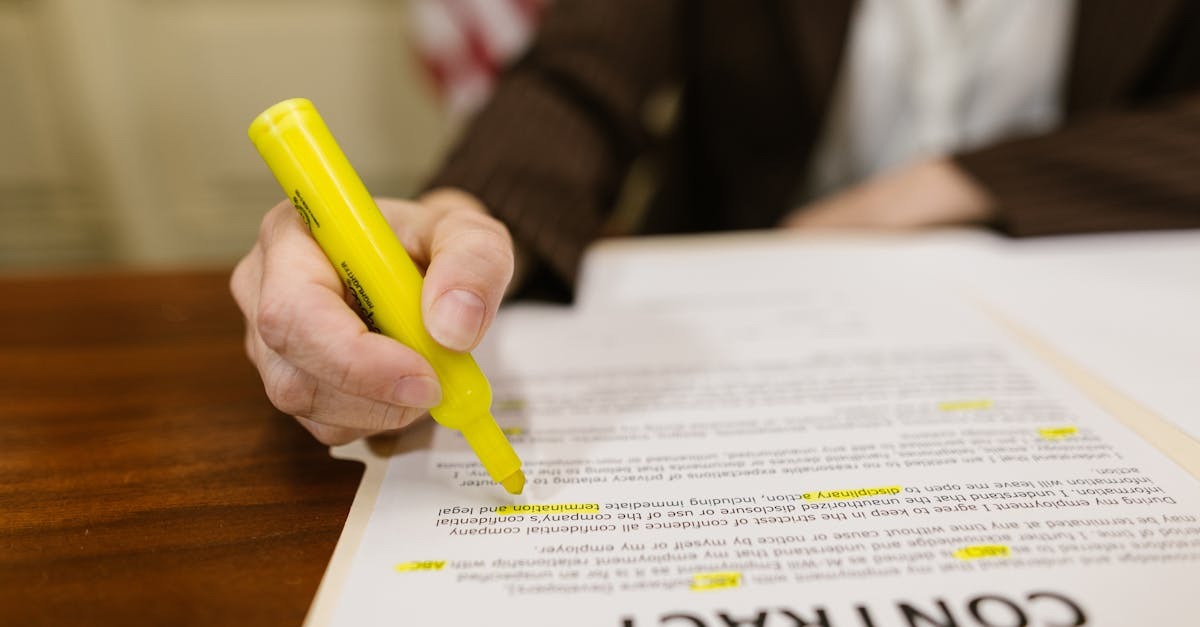Pessoa assinando contrato com caneta destacadora em uma mesa. — Foto: RDNE Stock project