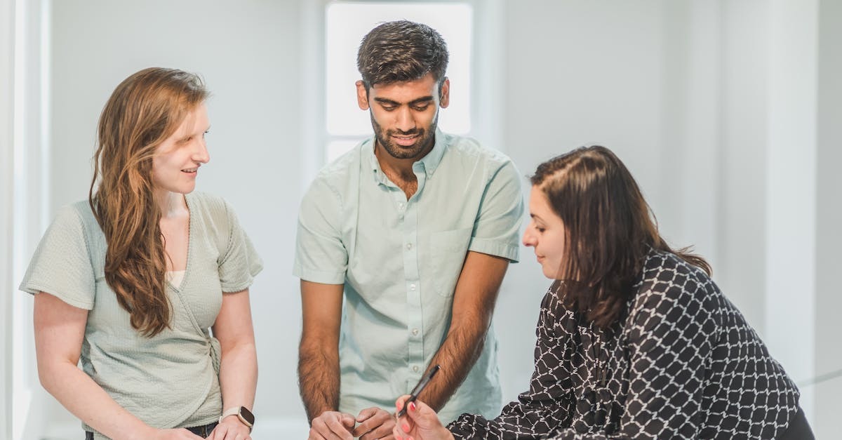 Trio em reunião de negócios em ambiente de escritório. — Foto: RDNE Stock project