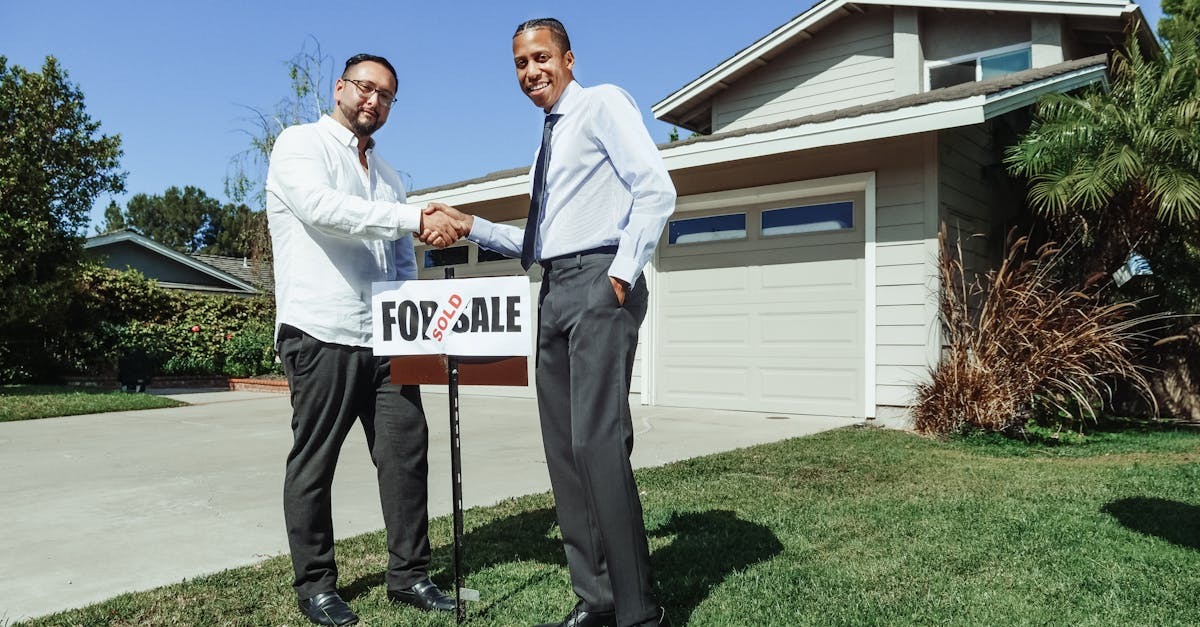 Dois homens selando um acordo imobiliário em frente a uma casa. — Foto: Kindel Media