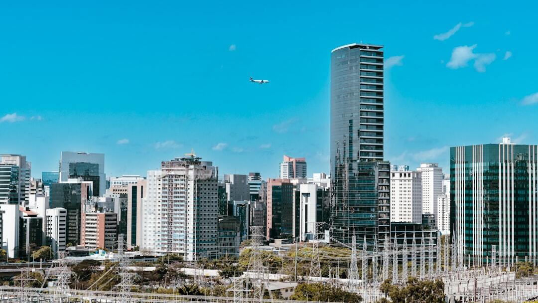 Vista panorâmica de edifícios comerciais modernos em São Paulo sob céu azul. — Foto: Charles Betito Filho