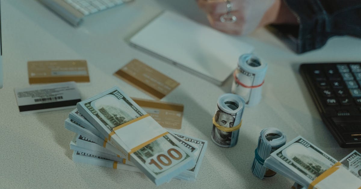 Mesa com maços de dinheiro, cartões de crédito e calculadora, simbolizando planejamento financeiro. — Foto: Tima Miroshnichenko