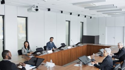 Grupo de profissionais em reunião de negócios em uma sala de conferências moderna. — Foto: Werner Pfennig