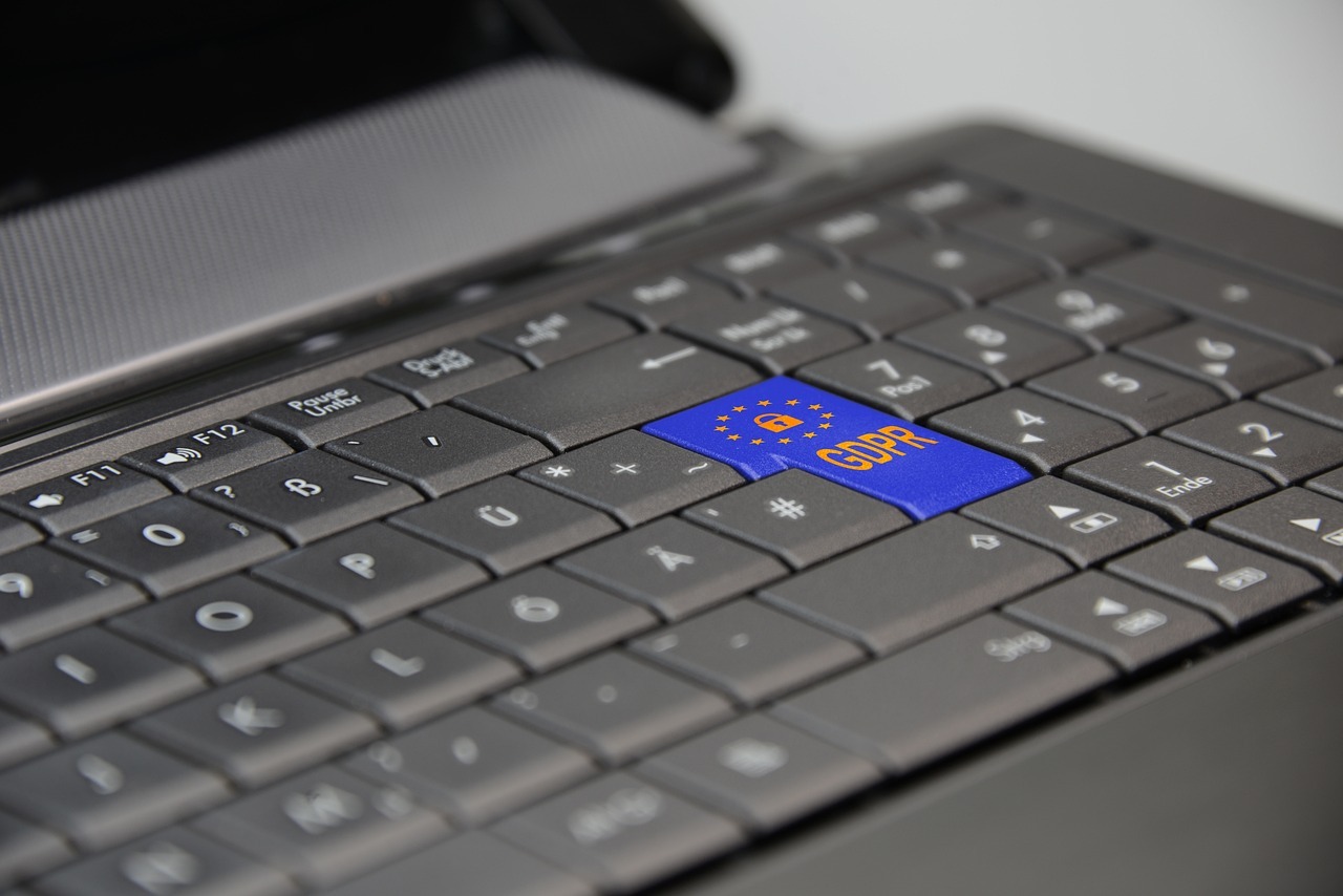 Teclado de laptop com destaque para a tecla 'Enter', simbolizando decisões importantes em compliance. — Foto: TheDigitalArtist