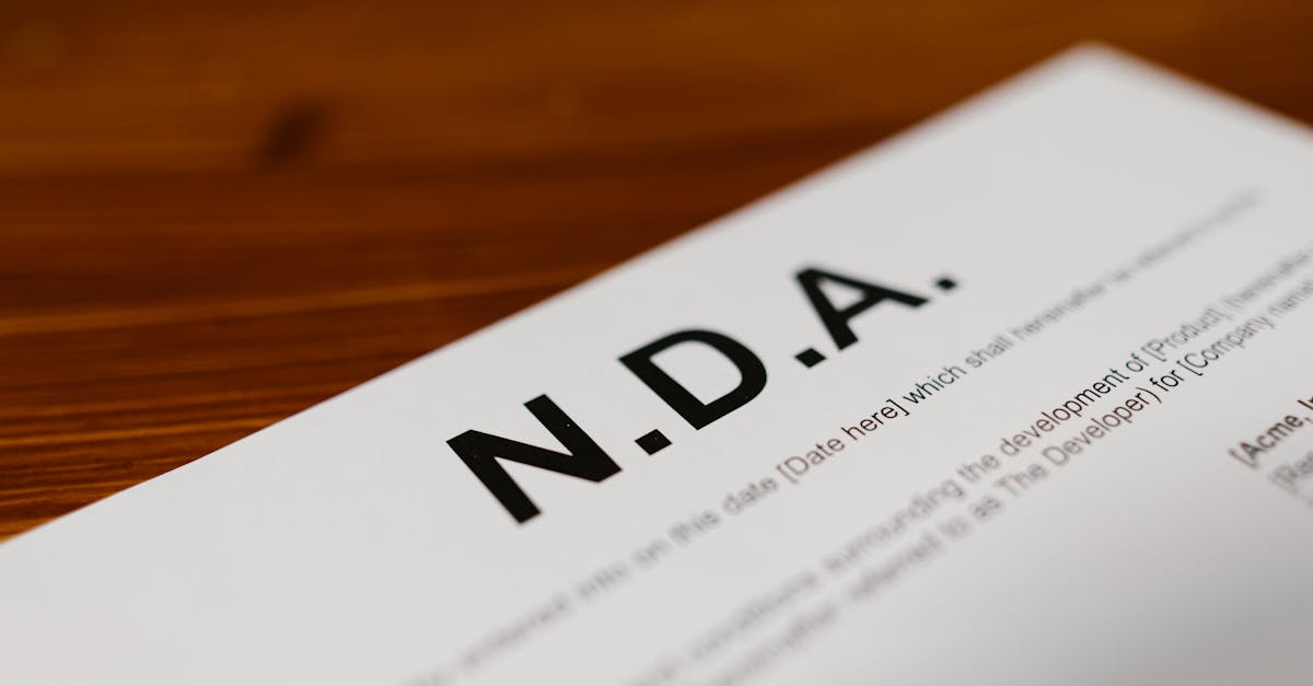 Documento NDA em mesa de madeira — Foto: RDNE Stock project